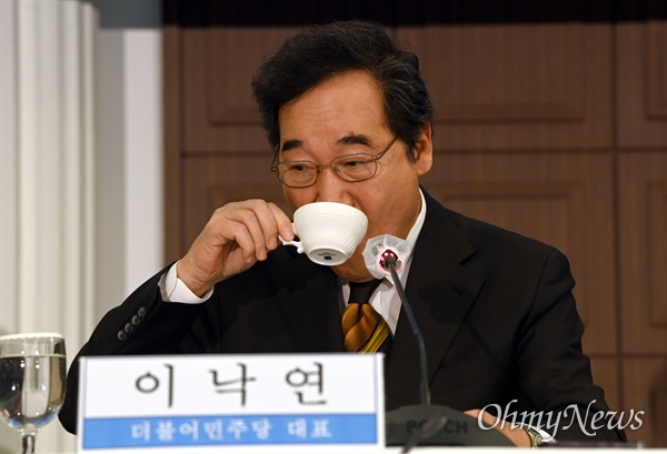 더불어민주당 이낙연 대표가 17일 오전 서울 프레스센터에서 열린 관훈토론회에 참석, 차를 마시고 있다.