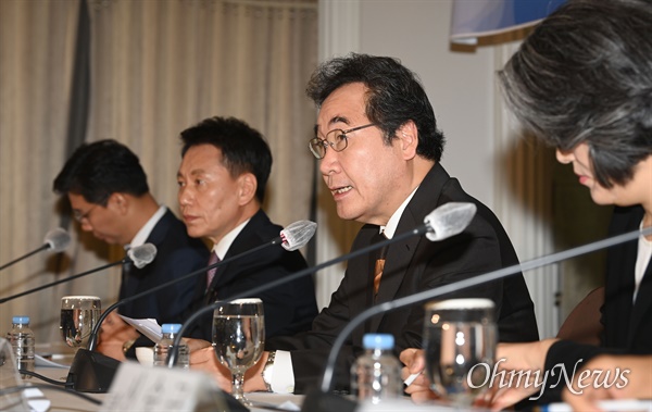 더불어민주당 이낙연 대표가 17일 오전 서울 프레스센터에서 열린 관훈토론회에 참석, 기조연설을 하고 있다.