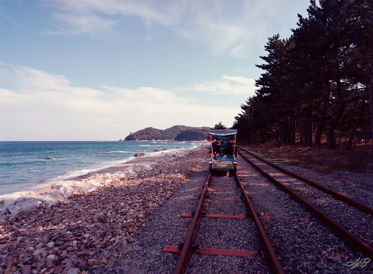 (645N/Ektar100)바다와 송림이 어우러진 레일바이크 풍경