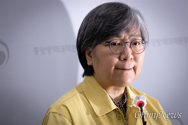  브리핑 중인 질병관리청 정은경 청장