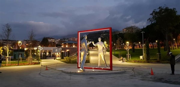 터키의 고도(古都) 부르사 시의 밀레 퍼블릭 공원에 설치된 유영호 작가의 작품 '미러맨'