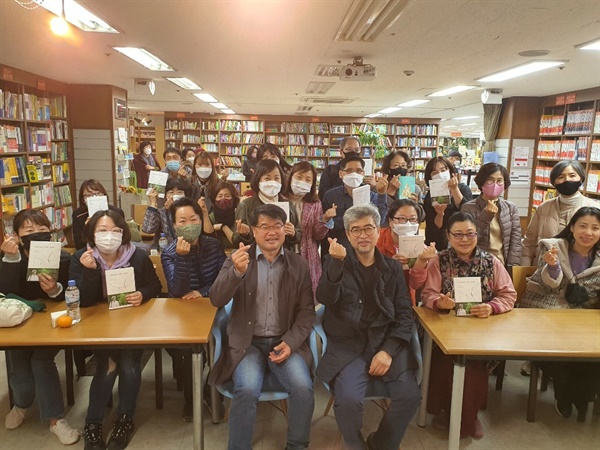 김탁환 작가&농부 과학자 이동현 <북콘서트> 한길문고에서 떼샷 인증