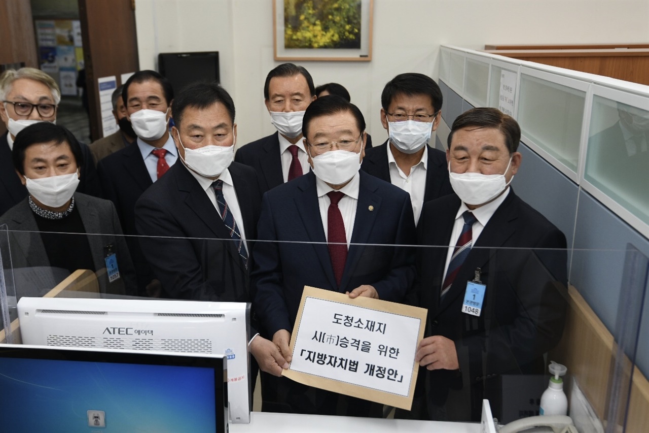 지난 12일 홍문표, 서삼석 의원이 국회에서 주최한 간담회에 홍성군과 무안군이 참석해, ‘도청소재지 군의 시 전환 추진’ 법안을 제출하는 등 국회 차원의 지방자치법 개정에 협조를 당부했다.