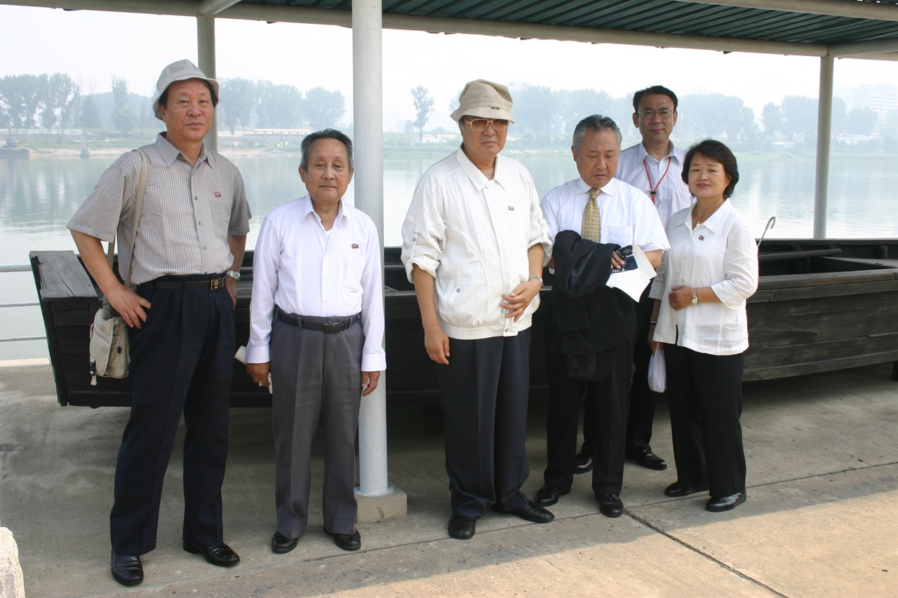 평양 대동강변에서 만난 재일 문인들(2005. 7.). 이 가운데 세 분은 그새 고인이 되었다는 부고를 받았다.