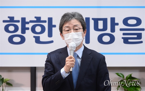 유승민 전 의원이 18일 오전 서울 여의도 '희망 22' 사무실에서 열린 기자간담회에서 인사말을 하고 있다.