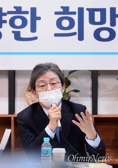 유승민 전 의원이 18일 오전 서울 여의도 '희망 22' 사무실에서 열린 기자간담회에서 인사말을 하고 있다.