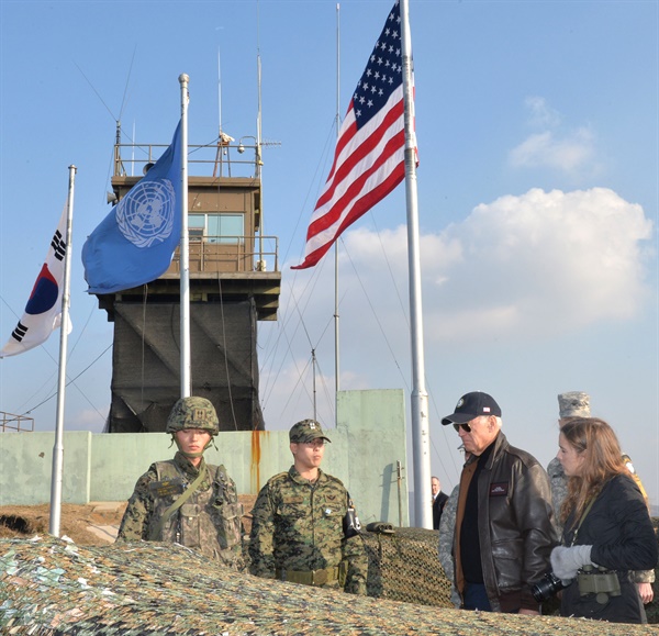 지난 2013년 12월 7일 판문점 인근 올렛초소(GP)를 방문해 JSA경비대대 소대장으로부터 비무장지대(DMZ) 경계태세에 대해 브리핑을 받는 조 바이든(당시 부통령).