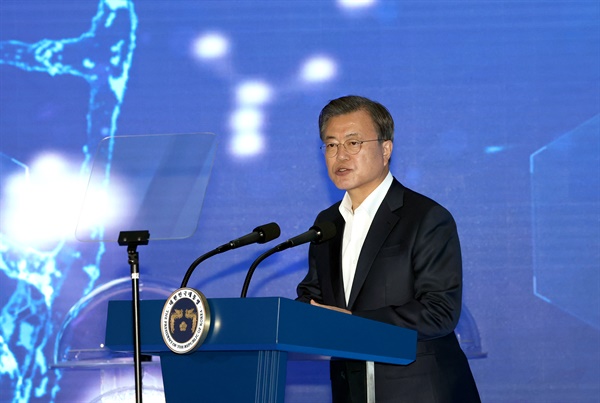 문재인 대통령이 18일 오전 인천 연수구 송도캠퍼스에서 열린 바이오산업 행사에서 발언하고 있다. 