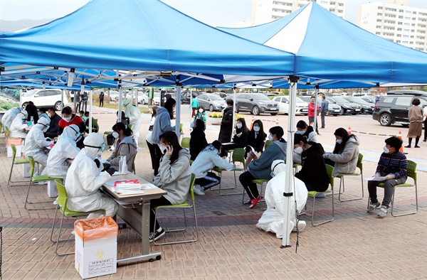 경남 하동군보건소 앞에 선별진료소가 차려져 운영되고 있다.