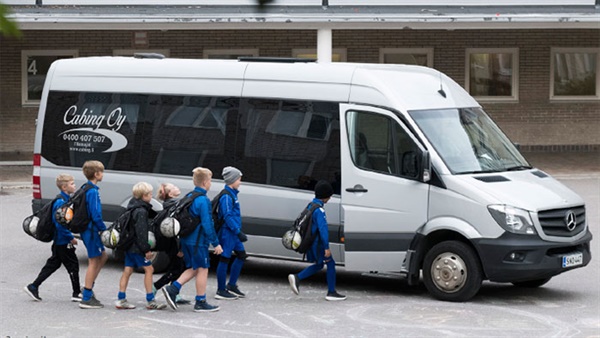 실험에 참여한 아이들이 버스에 올라타고 있다.