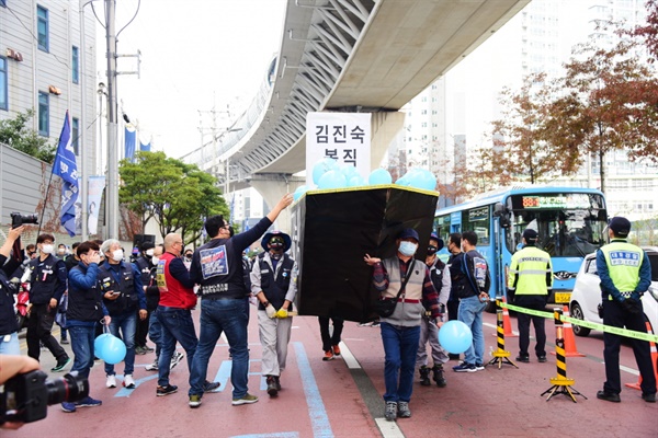 한진중공업 노동자들이 직접 만든 희망배가 대오를 가로질러 무대 쪽으로 입장하고 있다.