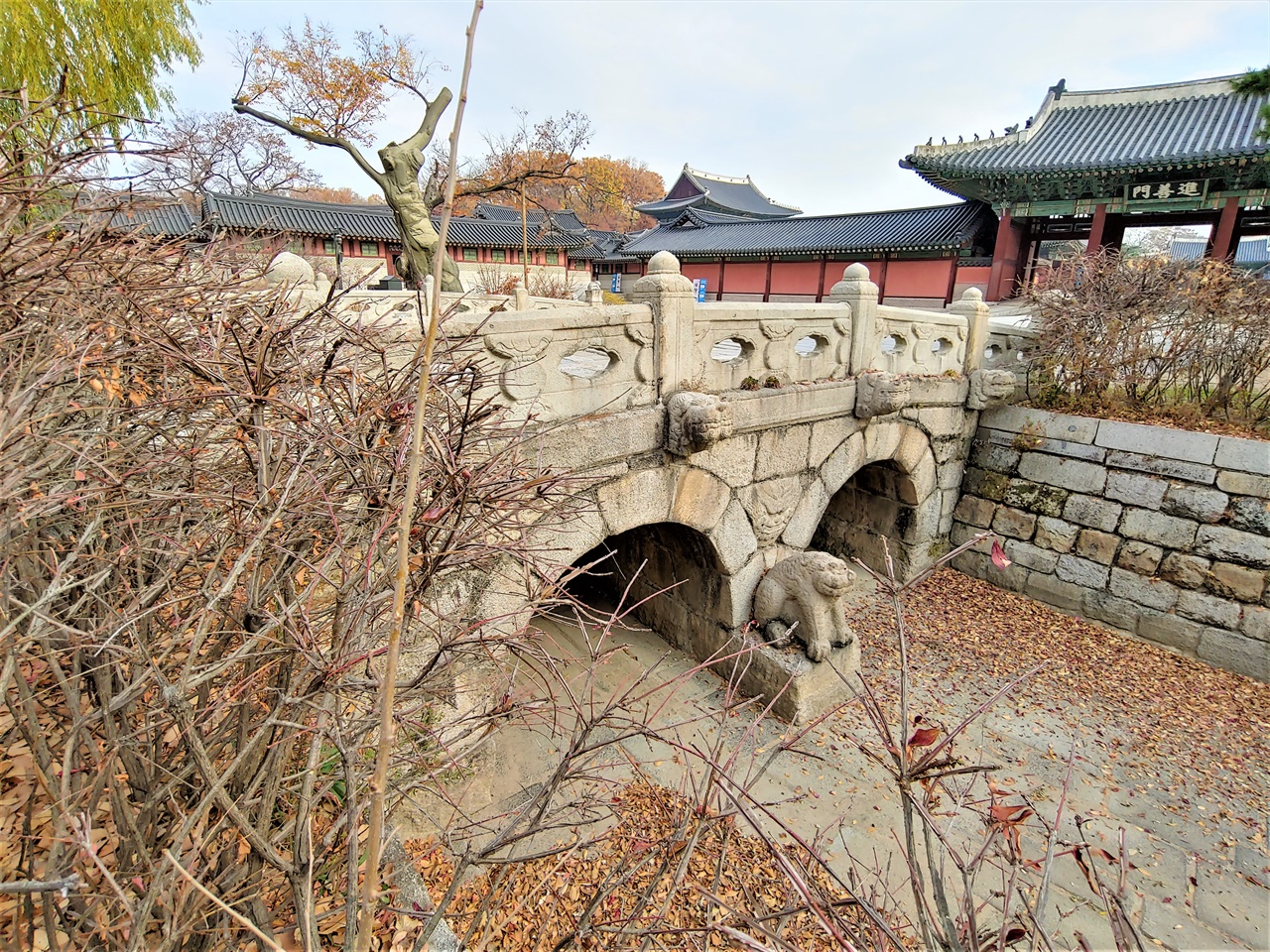 2경간 무지개다리다. 청정무사석으로 귀면을 새기고, 그 앞에 해맑은 해태를 앉혔다. 잘 다듬은 무사석으로 벽을 쌓고, 멍엣돌 끝을 돌출시켜 용머리를 새겼다. 난간은 빈틈이 없는 화엽석으로 마무리하였다. 돌난간 머리는 연화보주형으로 익살스런 모습의 법수를 앉혔다.