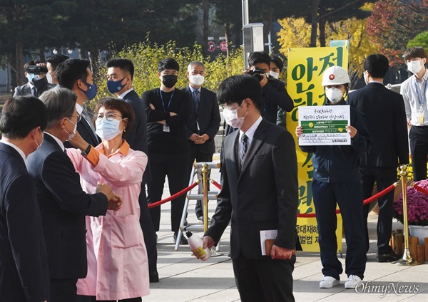 문재인 대통령이 28일 오전 2021년도 예산안 설명을 위한 시정연설을 하기위해 국회에 도착한 가운데, 정의당 류호정의원이 중대재해기업처벌법 촉구 1인 시위를 하고 있다. 

