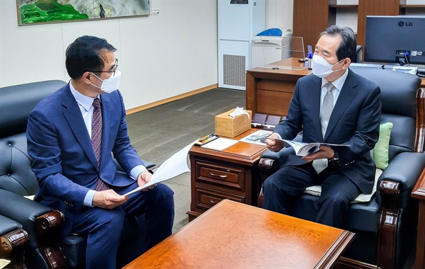 장충남 남해군수가 18일 정세균 국무총리와 면담을 하고, 남해군 주요 정책 사업에 대한 협조를 건의했다.