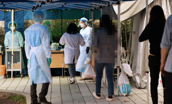 18일 오후 전남 화순전남대학교병원에서 의료진이 코로나19 검사를 받고 있다. 화순전남대병원은 한 간호사의 코로나19 확진 판정으로 이날 일부 병동이 코호트 격리됐다. 