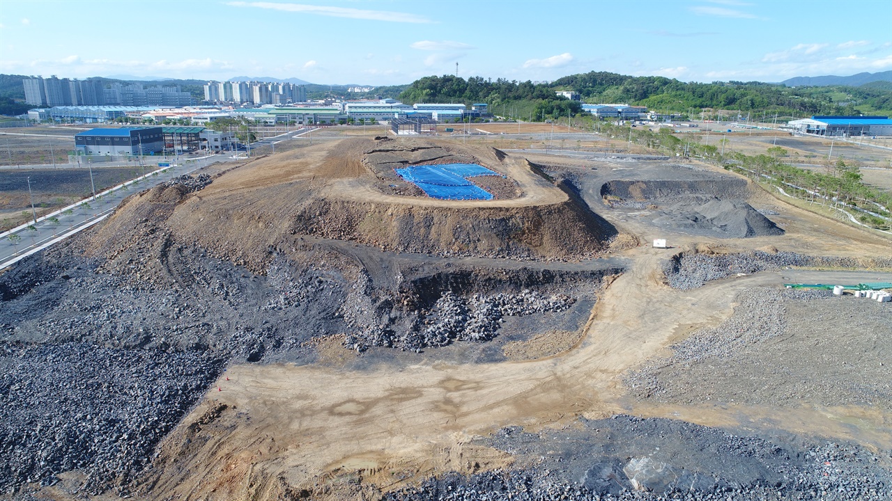 진주 정촌 공룡발자국 화석산지 1년 6개월여 지연돼 온 진주 정촌 공룡발자국 화석산지 국가문화재 지정 절차가 속도를 내고 있다.
