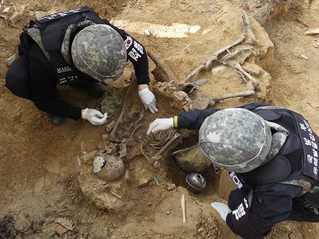 비무장지대(DMZ) 내 백마고지일대에서 전사자 유해를 발굴하는 작업이 3일 본격적으로 시작됐다. 사진은 지난해 11월 DMZ 화살머리고지에서 유해발굴하는 장병들 모습.    