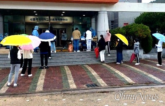  비가 내리는 속에 11월 19일 창원진해 한 학교에 마련된 선별진료소에서 많은 사람들이 코로나19 진단검사를 받고 있다. (기사 내용과는 관련이 없습니다) 