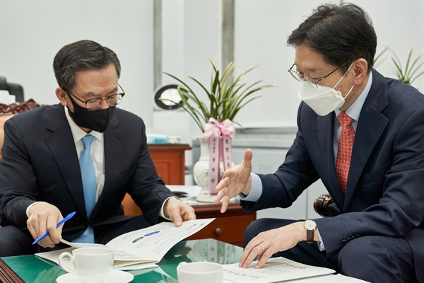 김경수 경남지사가 11월 19일 국회를 찾아 의원들을 만나 지역 현안에 대해 건의했다.