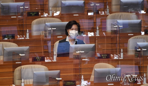 추미애 법무부장관이 지난 19일 국회에서 열린 본회의에서 국무위원석에 앉아 있다. 