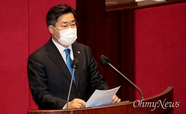 박찬대 더불이민주당 의원이 지난 2020년 19일 오후 서울 여의도 국회에서 열린 본회의에 참석해 공수처 설치의 필요성을 설명하고 있다.