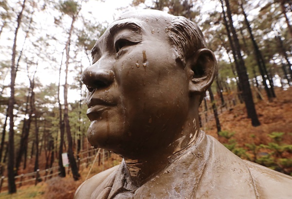 19일 오후 청주시 상당구 문의면 옛 대통령 별장인 청남대 안에 세워져 있는 전두환 동상 목 부위가 파손되어 있다. 