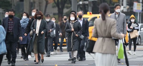 18일 오전 서울 종로구 세종로사거리에서 마스크를 쓴 시민들이 횡단보도를 건너고 있다. 