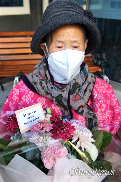 한국전쟁전후 민간인 학살사건 때 남편을 잃은 황점순(96) 할머니가 11월 20일 오전 창원지방법원 마산지원에서 '형사재심사건' 무죄를 선고받은 뒤, 입원해 있는 창원마산 애양원에서 꽃다발을 받았다.