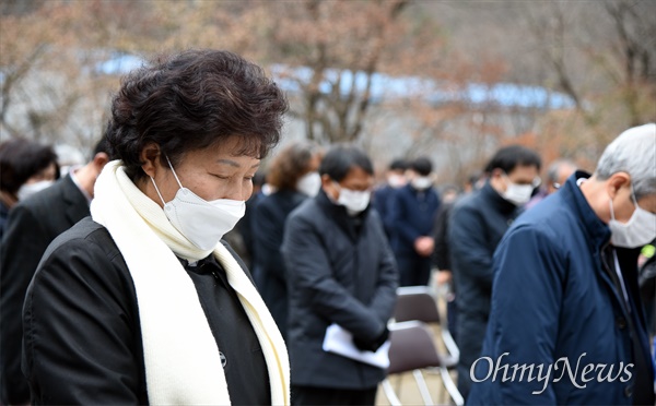 42일 간의 유해발굴을 통해 250여 구의 유해를 발굴한 '한국전쟁기민간인학살유해발굴공동조사단'과 '대전산내골령골대책회의'는 20일 오전 대전 동구 낭월동 산내학살지에서 '한국전쟁민간인 희생사건 9차 유해 발굴 희생자 봉안식'과 기자회견을 개최했다. 사진은 전미경 대전산내학살희생자유족회 회장(가운데)과 참석자들이 봉안식에서 묵념을 하는 장면.