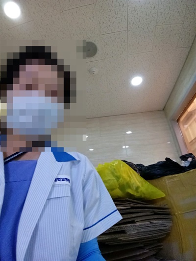 전남대병원에서 청소노동자로 일하는 김종숙씨는 "아무도 일회용 장갑을 지급해주지 않는다"라고 토로했다.