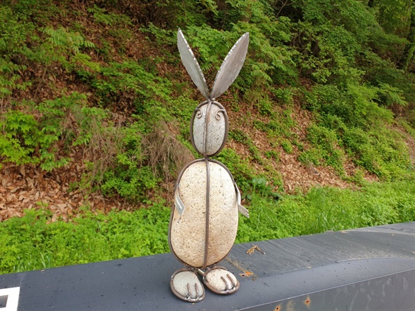 돌과 철재를 이용해 만든 토끼이다.