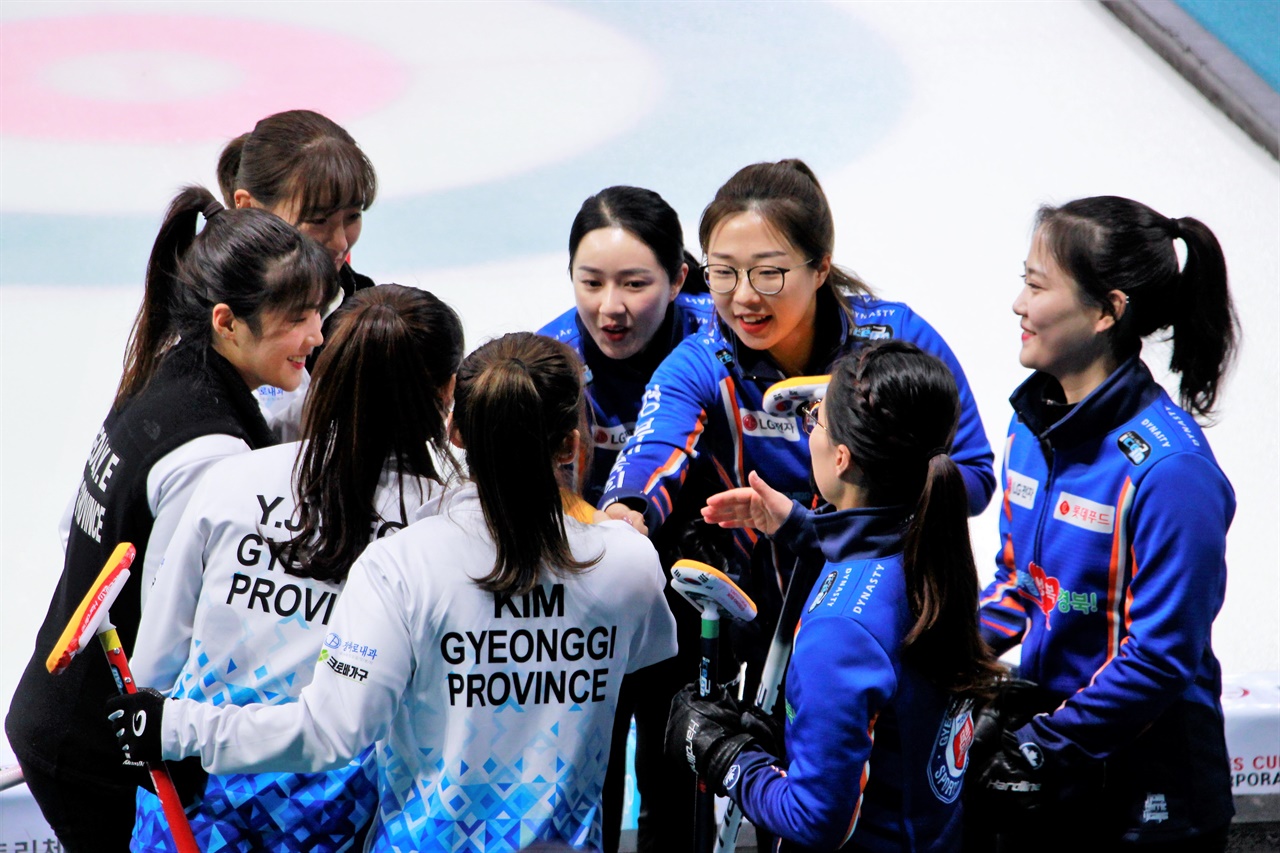  2020 KB금융 한국컬링선수권대회 여자부 20일 경기에서 경북체육회 선수들과 경기도청 선수들이 서로 인사하고 있다.