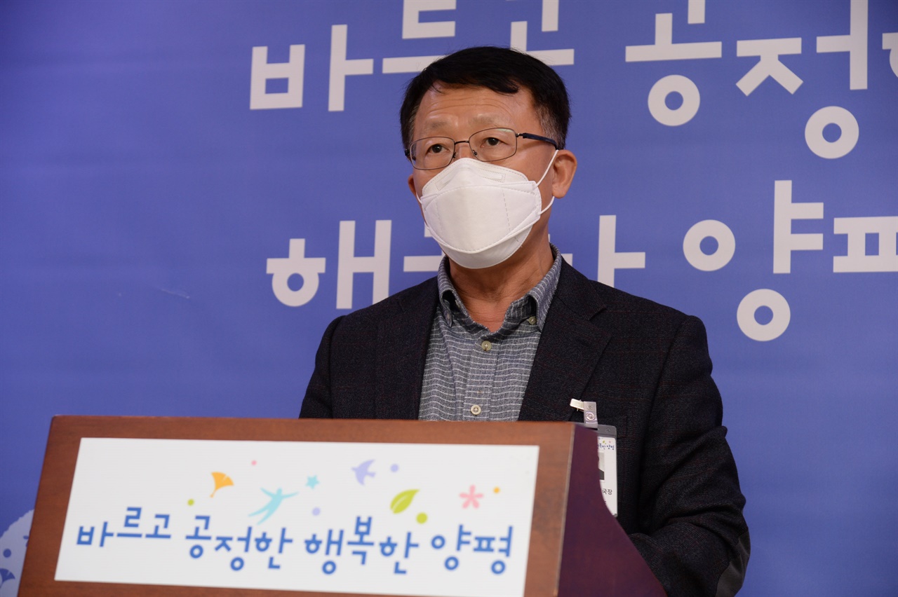  정동균(더불어민주당) 양평군수와 양평용문산사격장폐쇄 범군민 대책위원회(이하 범대위)가 20일 '현궁' 미사일 추락 폭발사건 관련 성명서를 통해 사격장 폐쇄를 촉구했다. 전영호 신성장사업국장 20일 정동균 양평군수 성명서를 대독하는 모습