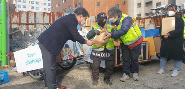 리어카 및 GPS및 잠금장치를 전달하고 있는 맹창호 충남정보문화산업진흥원장