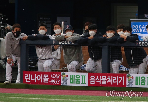  21일 오후 서울 고척스카이돔에서 열린 2020시즌 KBO리그 한국시리즈 4차전에서 두산 베어스 선수들이 마스크를 쓰고 경기를 지켜보고 있다.