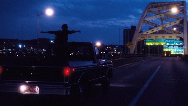 월플라워 영화의 상징과도 같은 장면. 달리는 자동차 위에서 양팔을 벌리는 모습이 한국영화 <비트>의 정우성을 떠올리게도 한다.