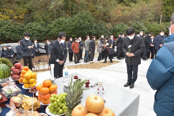 한국전쟁전후민간인희생자 거제유족회는 거제시와 함께 11월 21일 장목면 외포리에 위치한 민간인희생자 ‘기억·평화공원’에서 위령비 제막식과 합동위령제를 열었다.