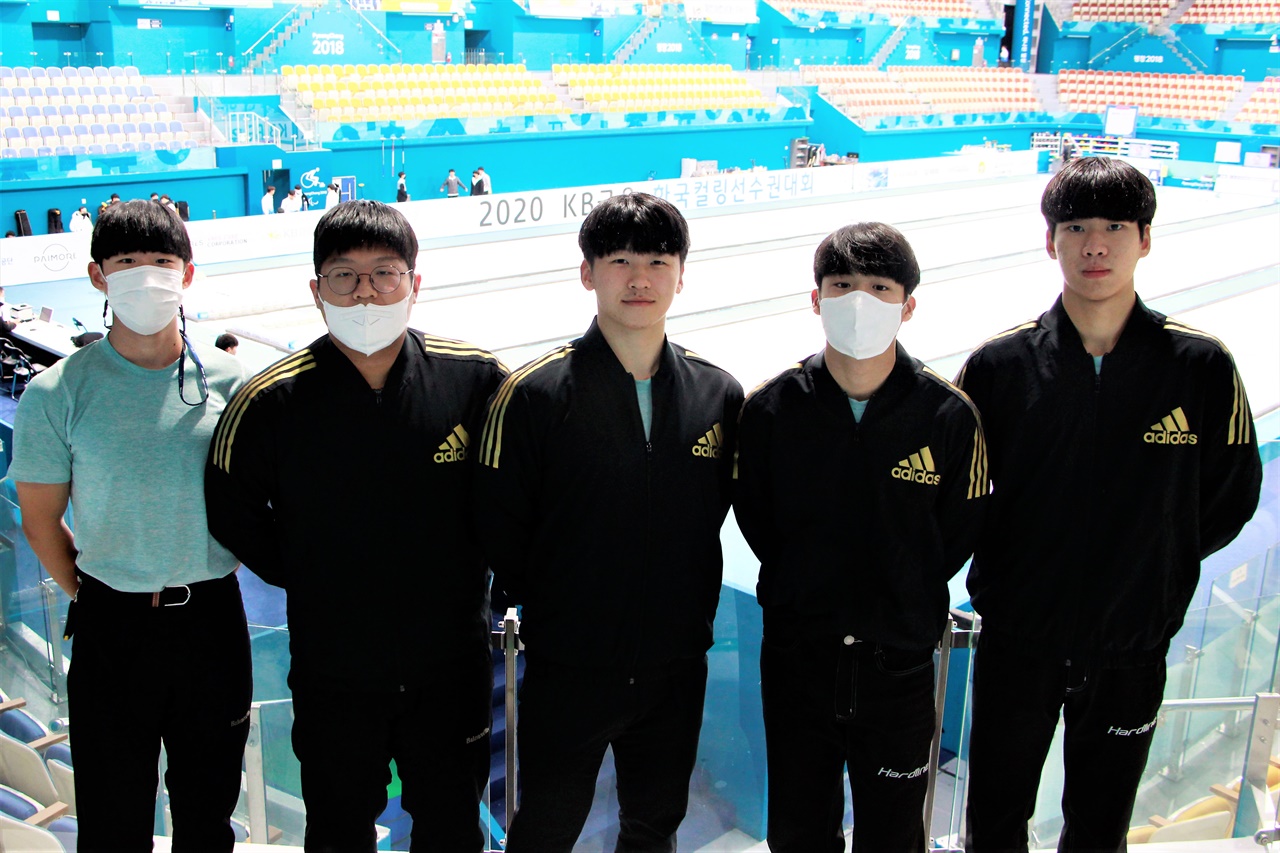  경기장 한 바퀴를 두는 러닝 훈련 중에 포즈를 잡아주었던 서울체육고등학교 선수들. 한 가운데가 오규남 스킵.