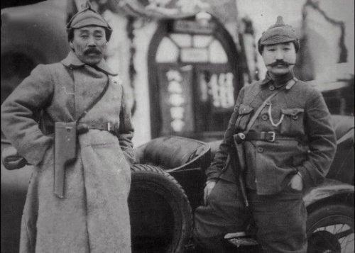 레닌이 선물한 군복과 모자를 착용하고 권총을 앞에 걸고 기념 촬영한 홍범도 장군과 최진동 장군(오른쪽). 호주머니에 손을 집어 넣고 찍은 최진동 장군의 모습이 인상적이다. 