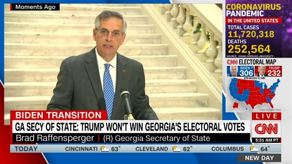 미국 조지아주 브래드 래펜스퍼거 국무장관의 대선 추가 재검표 발표를 보도하는 CNN 뉴스 갈무리.