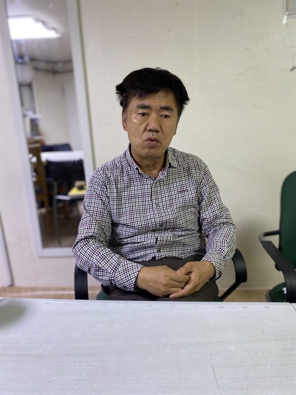 용산시민연대 사무실에서 인터뷰하고 있는 이철로 활동가