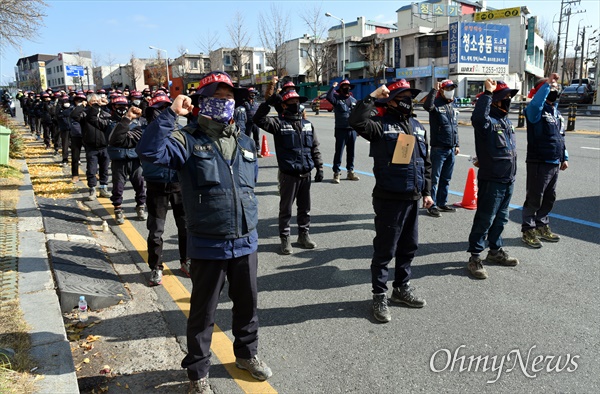 민주노총 대전세종 건설노조 간부들이 더불어민주당 대전시당사에서 중대재해기업처벌법 등 전태일3법 당론 채택을 촉구하며 23일 오전 부터 농성을 시작했다. 사진은 이날 점심시간을 이용해 건설노조원들이 당사 밖에서 민주당 규탄대회를 열고 있는 모습.
