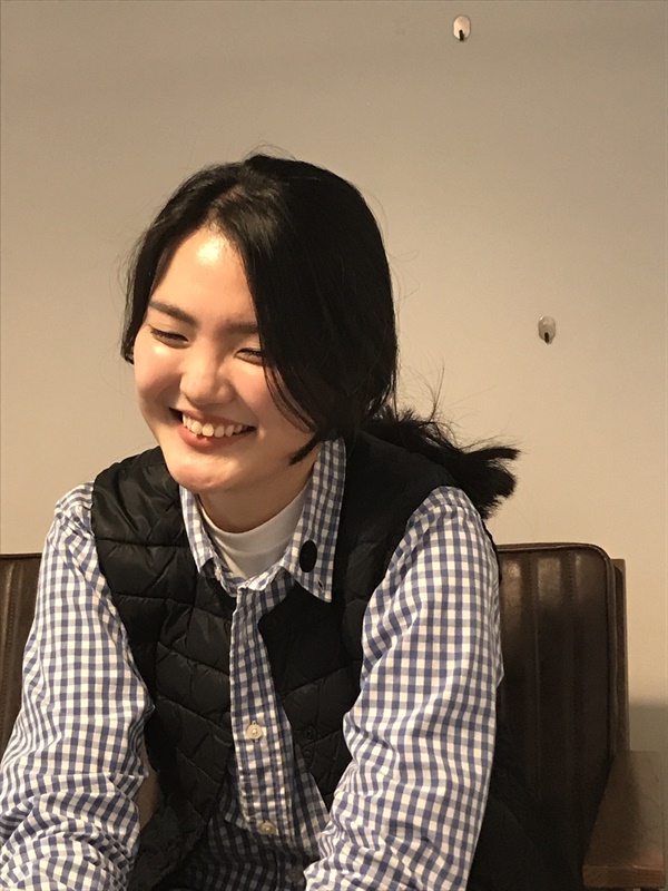 인터뷰 중 아이들이 이쁜 선생님이라고 불러 준다며 뿌듯한 미소를 보이는 김민주씨