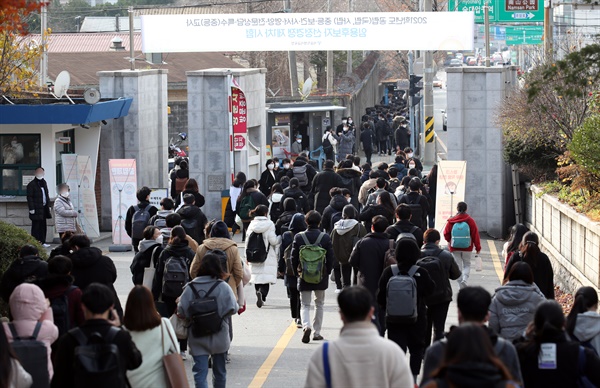 코로나19가 급속히 확산하는 가운데 21일 서울 용산고등학교에서 치러진 2021학년도 서울시 공립(국립,사립) 중등교사, 보건·사서·영양·전문상담·특수(중등)교사 임용후보자 선정경쟁 제1차시험을 마친 수험생들이 고사장을 나서고 있다.