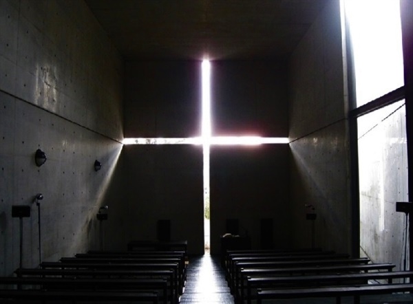 건축가 안도 다다오가 빛과 어둠을 활용하여 지은 일본 아키바라현에 위치한 '빛의 성당'