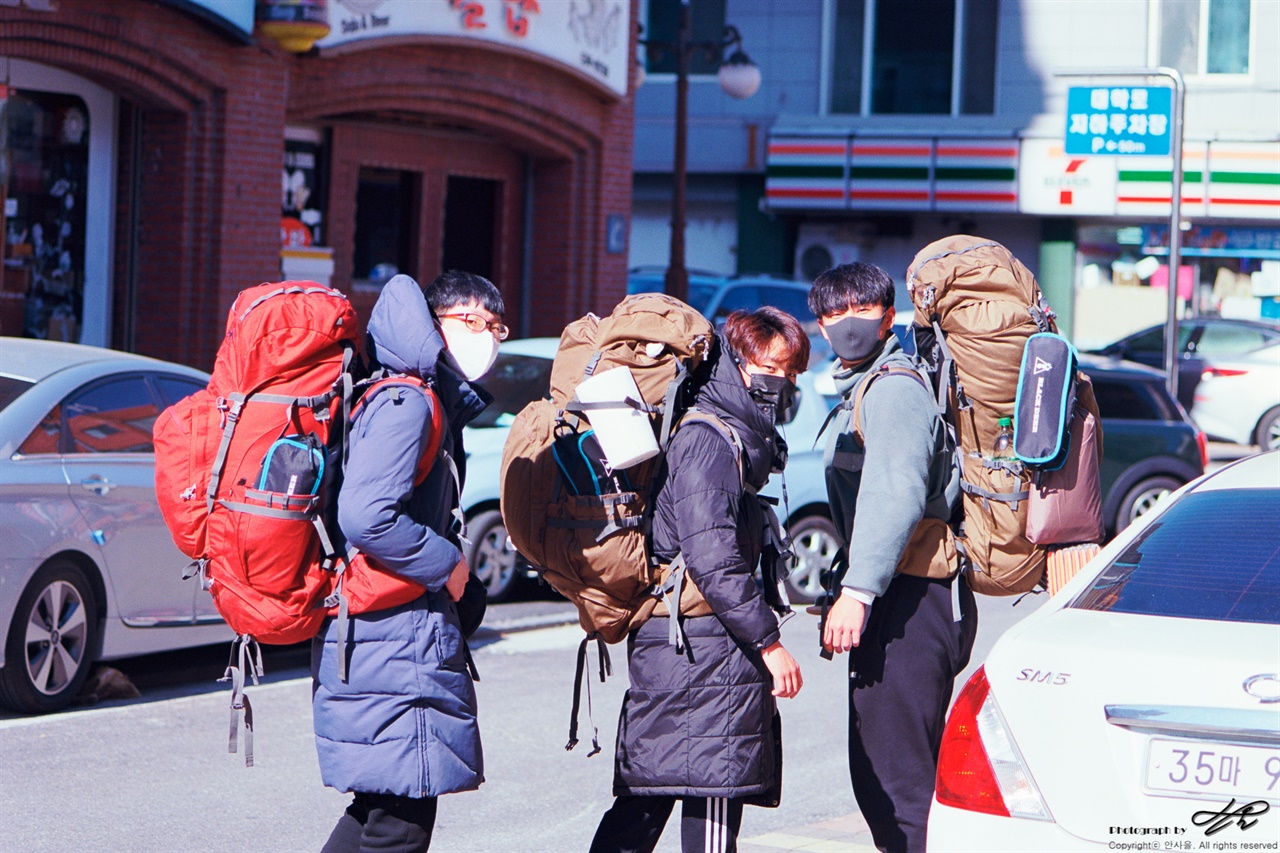 삼척의 배낭여행자들 (MZ-S/Ektar100) 이동중인 학생들