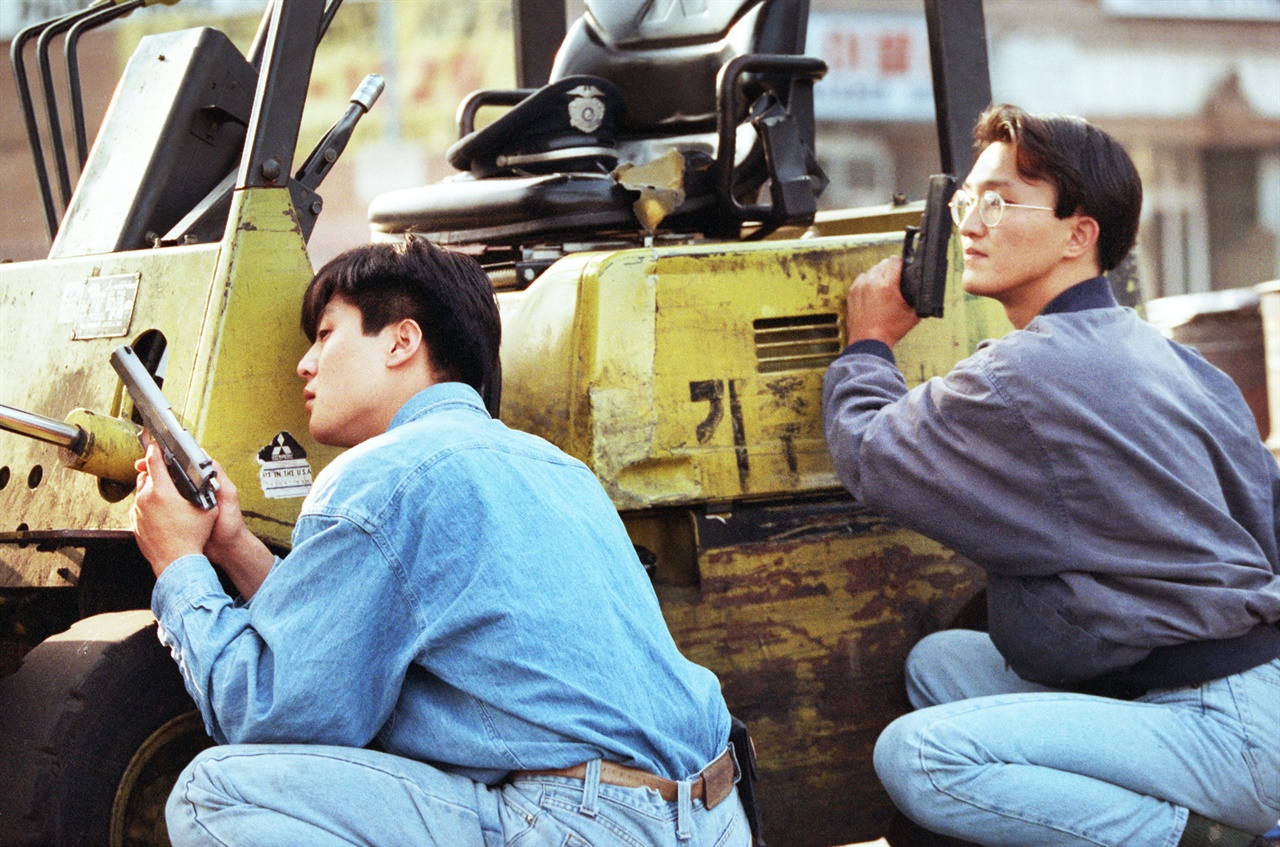 LA폭동 당시 한인 교포들은 총을 들고 스스로를 지켰다.