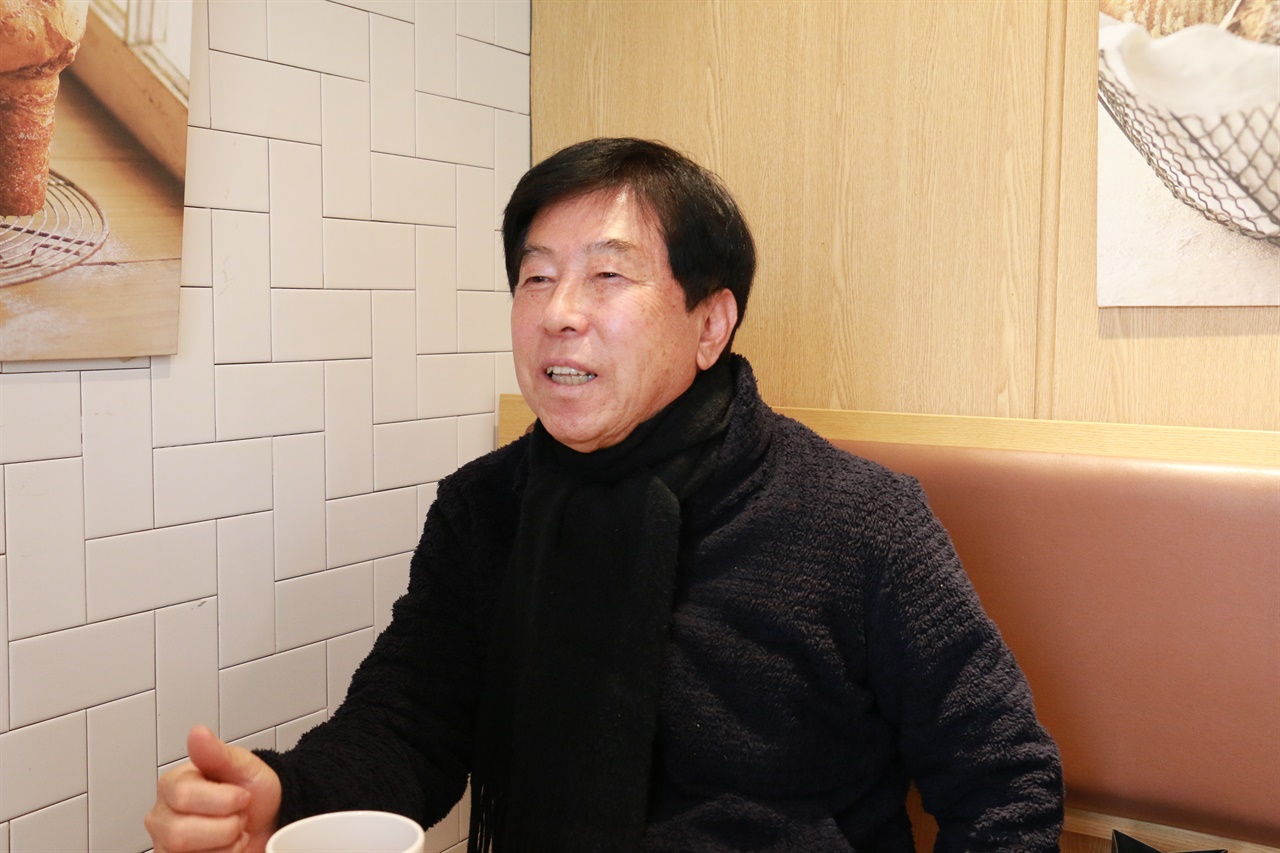 지난 11월 7일 서울시 마포구의 한 카페에서 한영학씨가 기자의 질문에 답하고 있다.