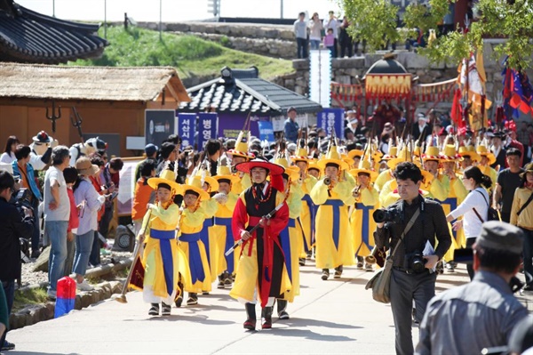  지난해 열린 '제18회 서산해미읍성축제'에서 태종대왕 강무행렬이 재현되고 있다. 