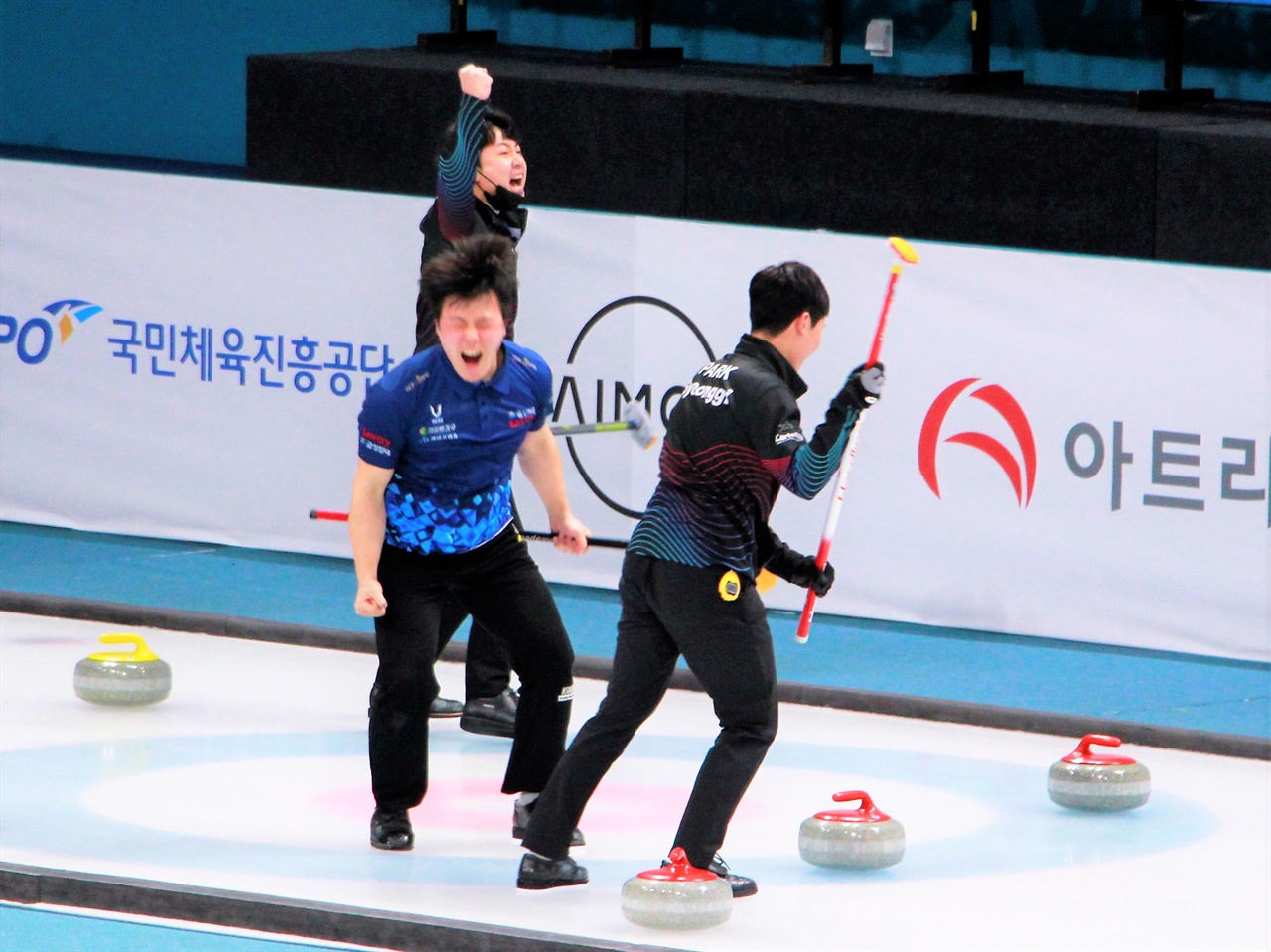  24일 열린 2020 KB금융 한국컬링선수권대회 남자부 결승전에서 경기도컬링경기연맹 선수들이 우승의 순간 기뻐하고 있다.